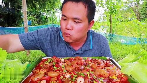 安徽大叔吃腌瓜,传统美味传承乡愁